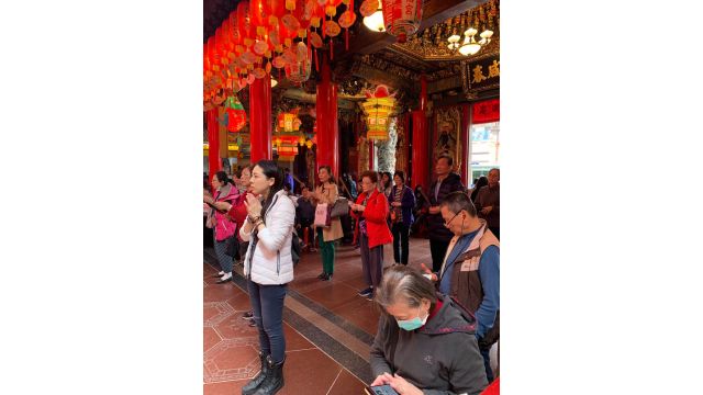 Devotees at the Songshan Ciyou Temple in Taipei. Photo by Massimo Introvigne.