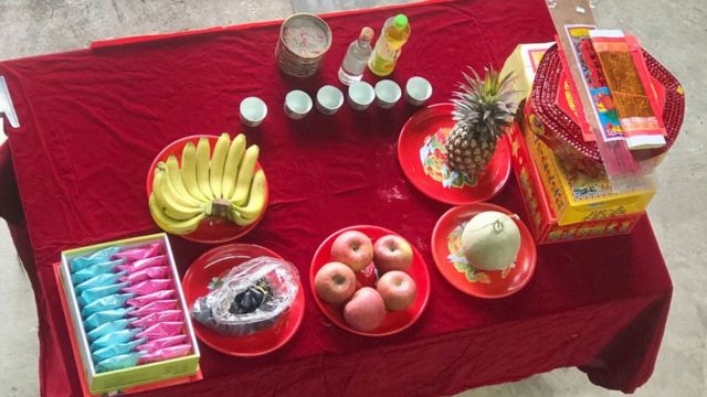 Ancestor worship table in modern Taiwan. From Facebook.