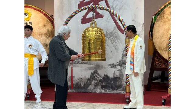 Sociologist Eileen Barker rings the Bell of World Peace and Love, with Dr. Hong presiding the ceremony, Taipei, January 7, 2018.