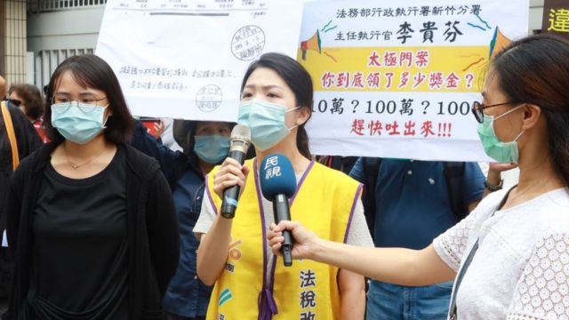 Tai Ji Men female dizi during a protest in Taiwan. 