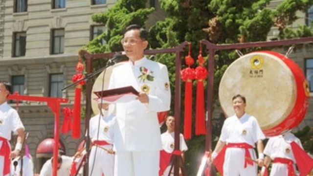 Dr. Hong speaking in the United States in 1999.