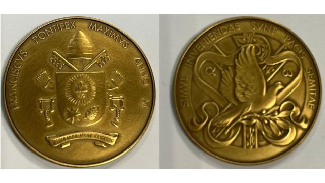 The medal Pope Francis donated to Dr. Hong.