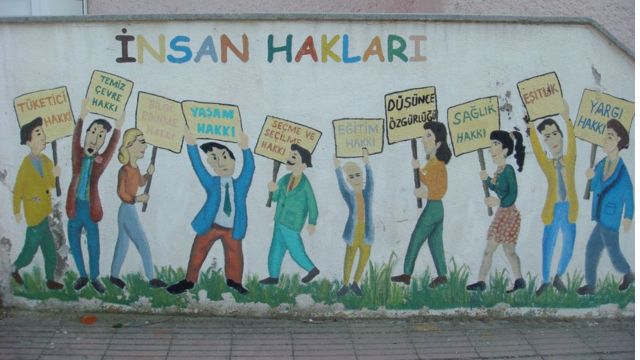 A mural celebrating human rights outside a school in Bayramic, Türkiye. Credits.