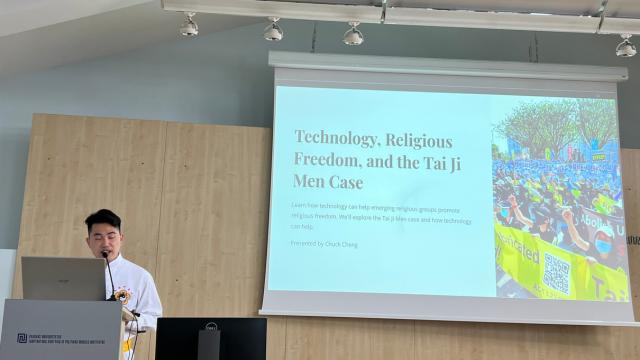 Cheng Hsuan-Ming introduces his lecture.