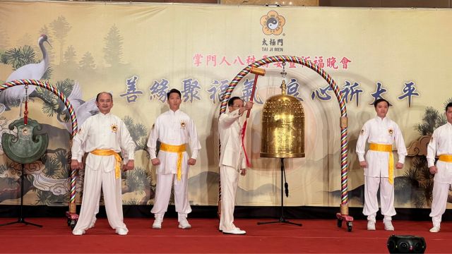 Dr. Hong rings the Tai Ji Men Bell of World Peace and Love at the celebrations for his 80th birthday.