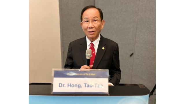 Dr. Hong speaking at the seminar.