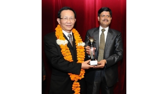 Dr. Hong receiving the Mahatma Gandhi Award