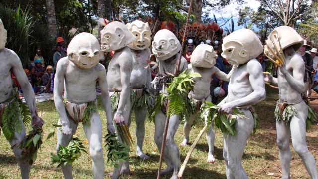 “Mudmen” of the Asaro tribe in Papua New Guinea with their traditional masks made of mud. Credits.
