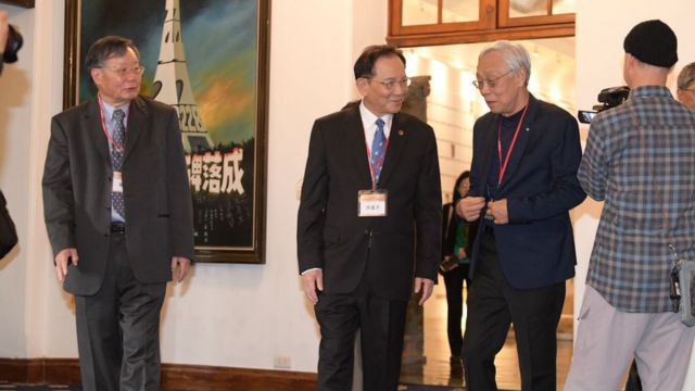 Participants to the March 5 conference visit the National Memorial Hall of February 28 in Taipei; in the center, Tai Ji Men’s Shifu (Grand Master), Dr. Hong Tao-Tze.