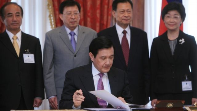 President Ma Ying-Jeou signs the Instrument of Ratification of the Two Covenants on Human Rights, May 14, 2009. Source: Presidency of the ROC.