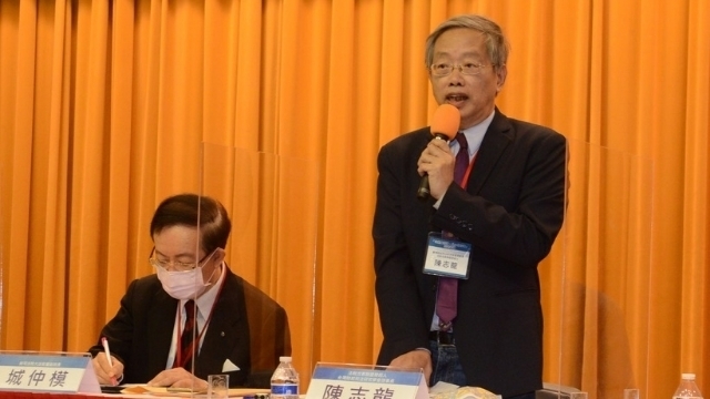 Professor Chen Tze-lung speaks.