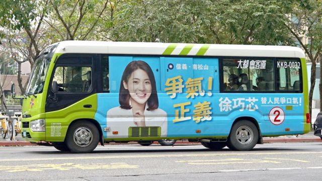 Propaganda for a candidate to the 2024 legislative elections on a bus in Taiwan. Credits.