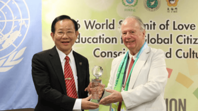 René Wadlow receiving an award from Tai Ji Men’s Shifu (Grand Master), Dr. Hong Tao-Tze.