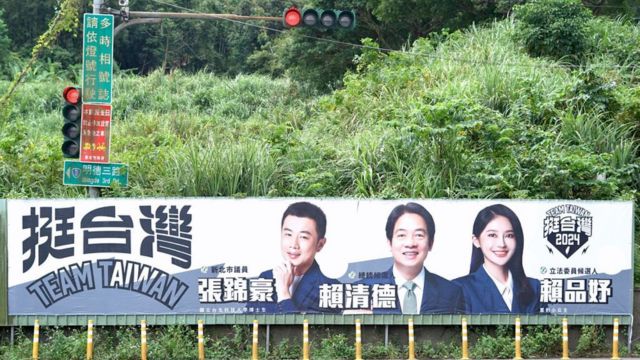 Roadside electoral propaganda for the 2024 elections in Taiwan. Credits.