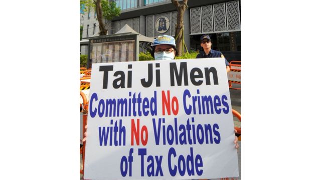 A Tai Ji Men dizi (disciple) protesting tax injustice in Taiwan.