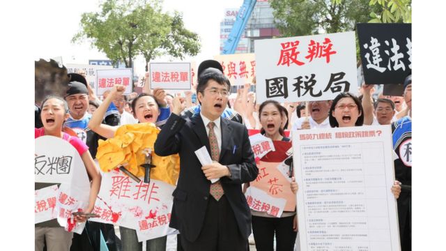 Tai Ji Men protests in Taipei.