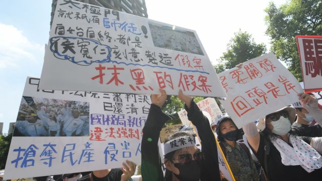 Tai Ji Men protests in Taipei.