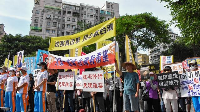 Tai Ji Men protests in Taipei.