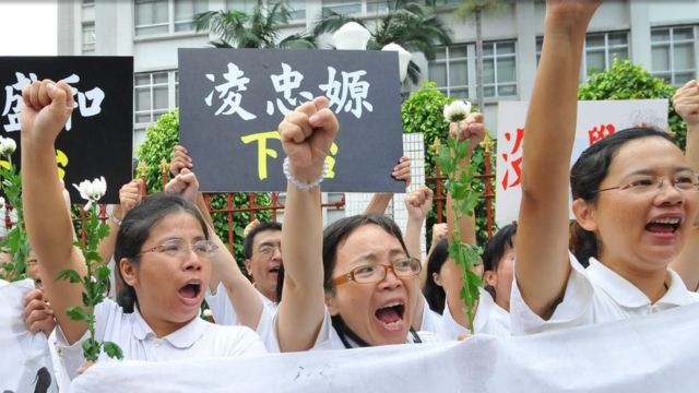 Tai Ji Men women protest in Taiwan.