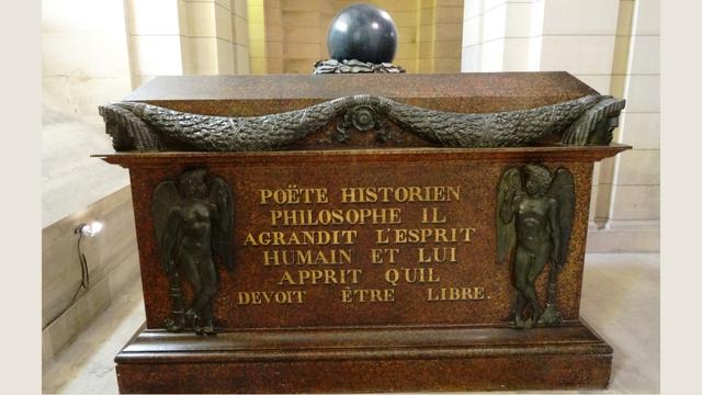 Voltaire’s grave in Paris’ Pantheon. Credits.