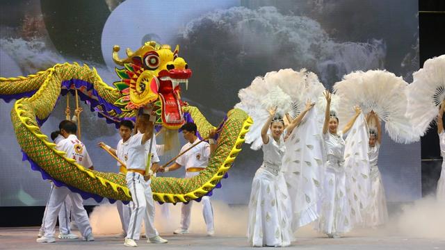 An auspicious dragon in the Taipei ceremony.