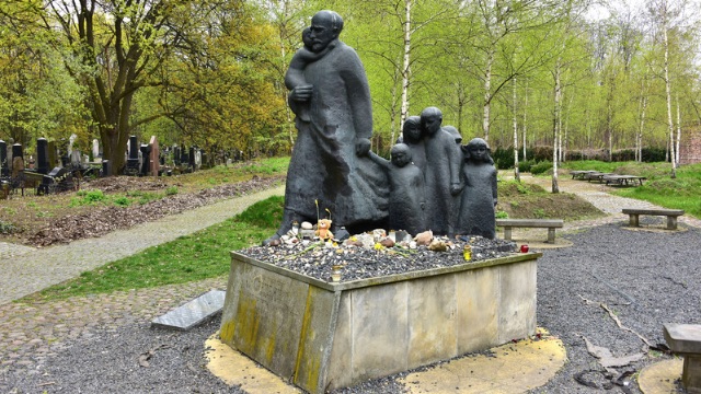 Cenotaph dedicated to Janusz Korczak(1878–1942) at the Okopowa Street Jewish Cemetery, Warsaw. Credits.