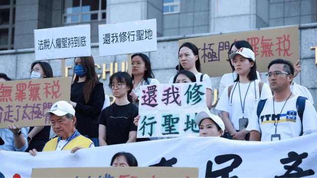 Tai Ji Men dizi protest at Taichung High Administrative Court.